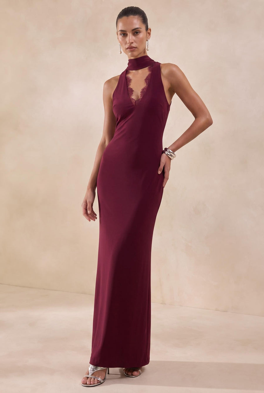 Rafaela Cabernet | Vestido comprido tubinho em renda com detalhe drapeado