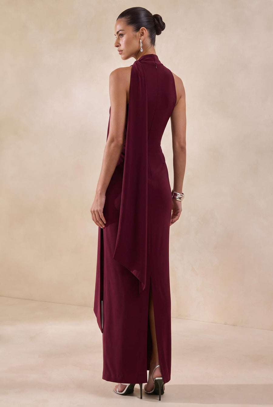 Rafaela Cabernet | Vestido comprido tubinho em renda com detalhe drapeado