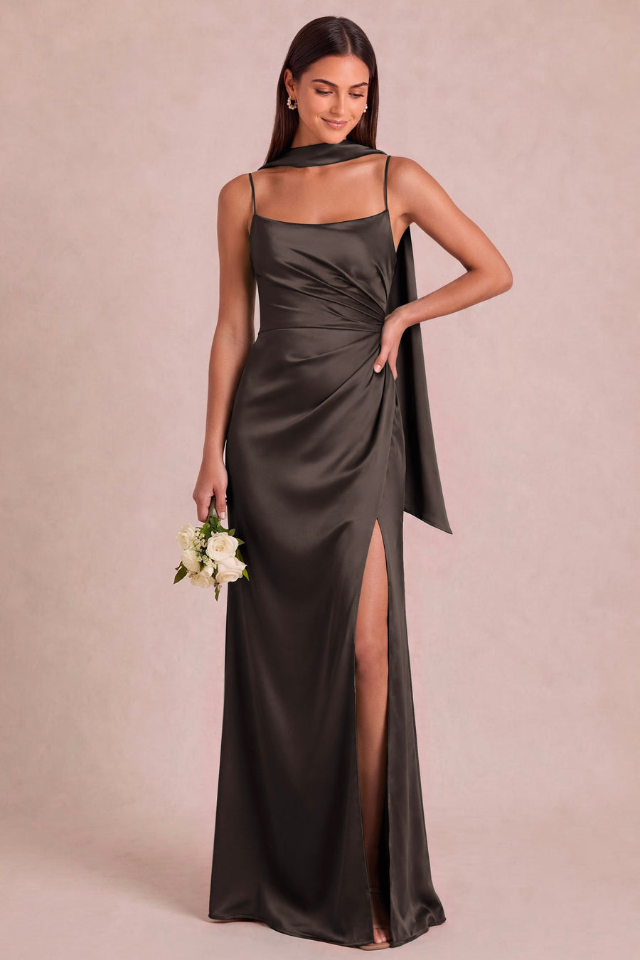 Rosália Café | Vestido comprido em cetim mate com detalhe drapeado