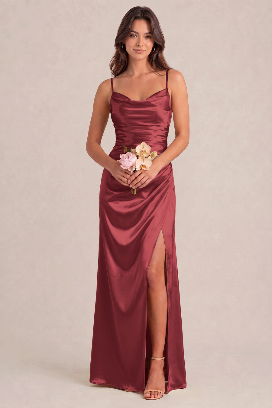 Rosalina Castanho Acobreado | Vestido comprido tubinho em cetim brilhante plissado