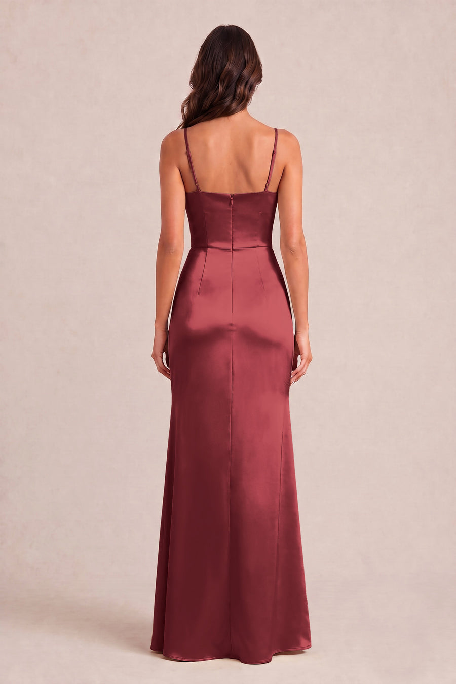 Rosalina Castanho Acobreado | Vestido comprido tubinho em cetim brilhante plissado