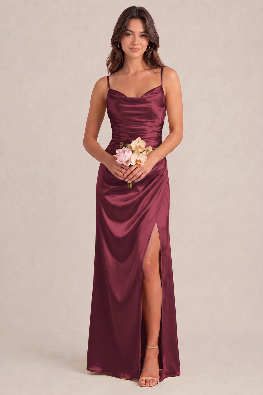 Rosalina Cabernet | Vestido comprido tubinho em cetim brilhante plissado
