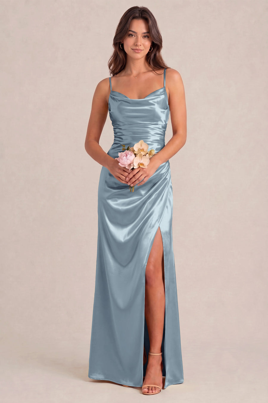 Rosalina Azul Pó | Vestido comprido tubinho em cetim brilhante plissado