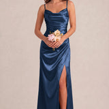 Rosalina Azul Marinho | Vestido comprido tubinho em cetim brilhante plissado