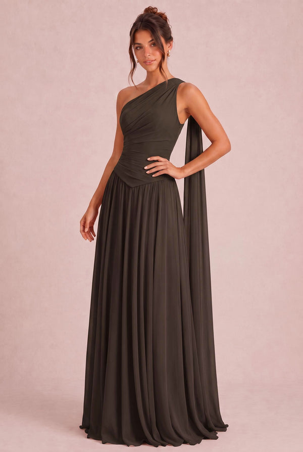 Rosana Chocolate | Vestido de dama de honor evasê em chiffon com detalhe drapeado