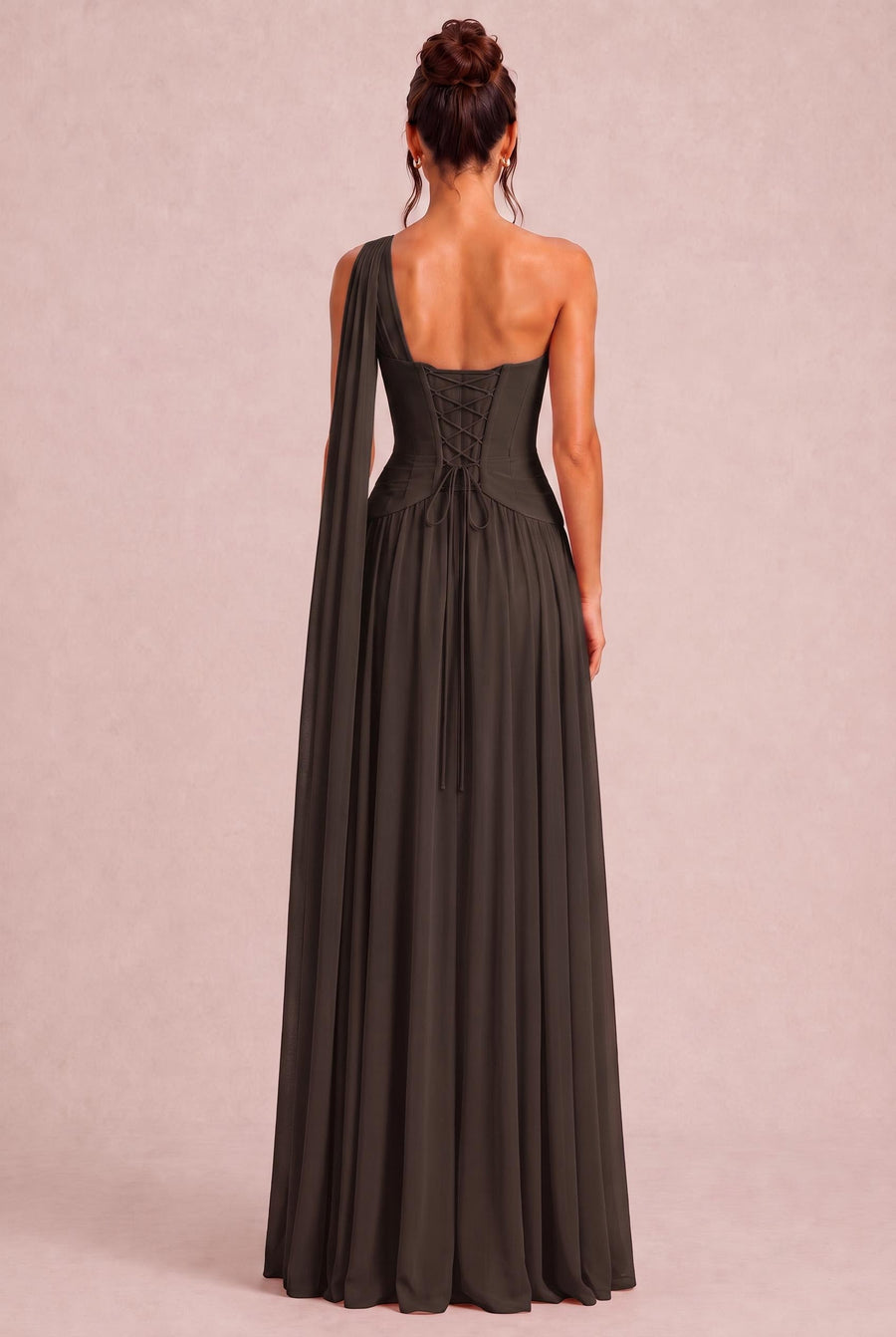 Rosana Chocolate | Vestido de dama de honor evasê em chiffon com detalhe drapeado