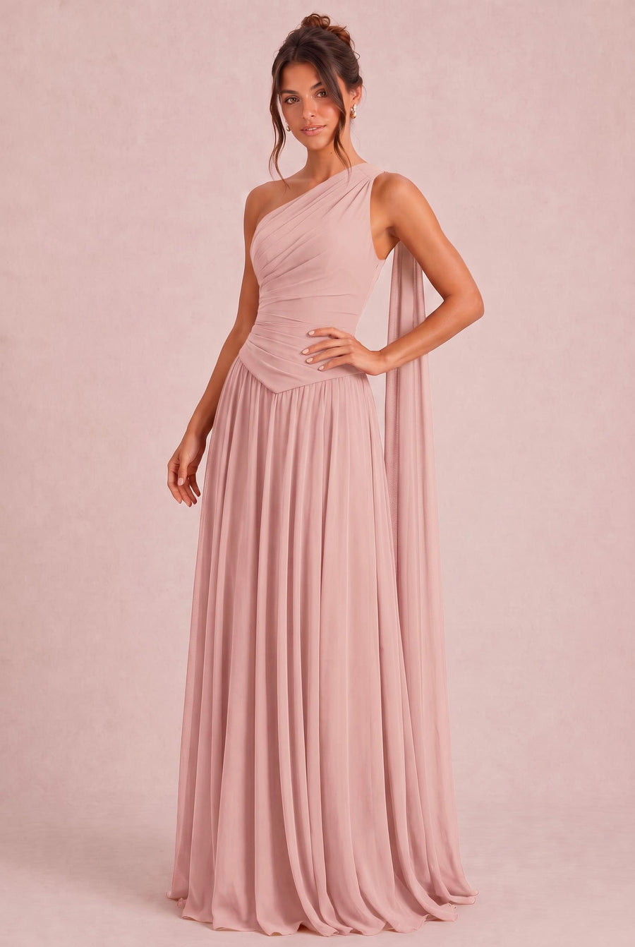 Rosana Rosa Empoeirado | Vestido de dama de honor evasê em chiffon com detalhe drapeado