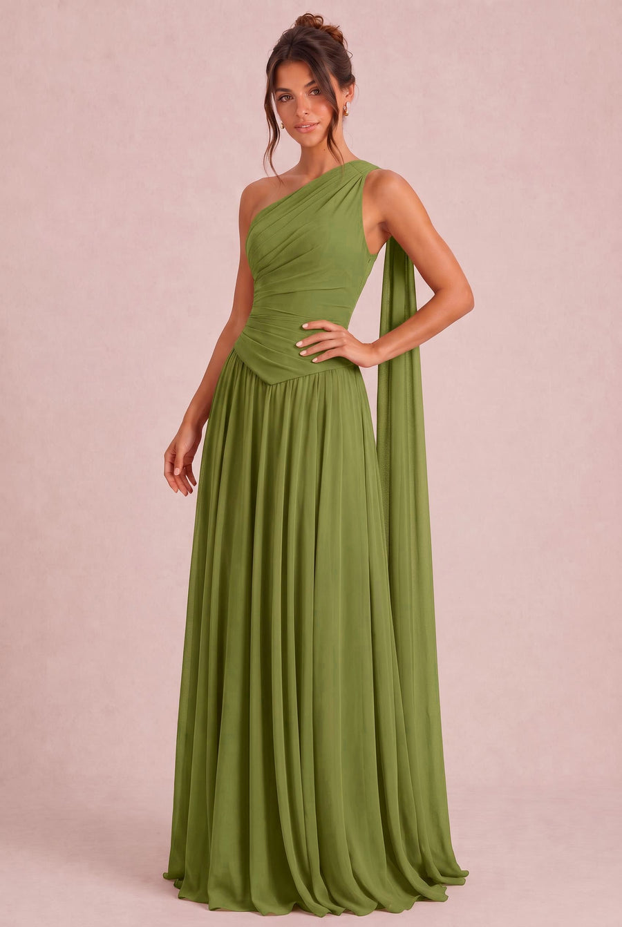 Rosana Verde Azeitona | Vestido de dama de honor evasê em chiffon com detalhe drapeado