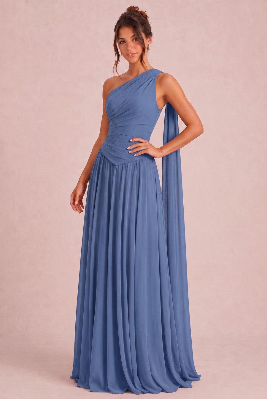 Rosana Pervinca | Vestido de dama de honor evasê em chiffon com detalhe drapeado