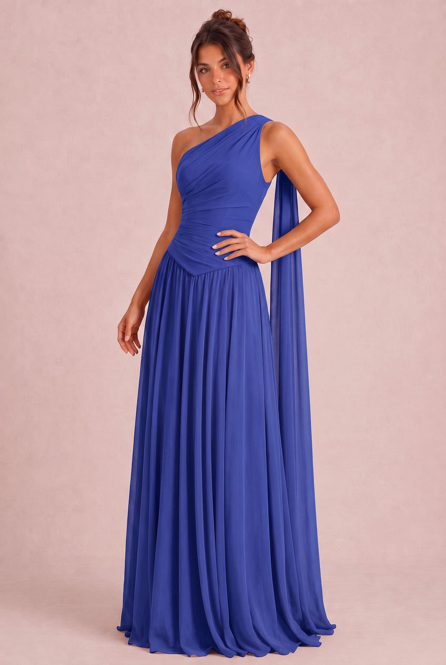 Rosana Azul Rei | Vestido de dama de honor evasê em chiffon com detalhe drapeado