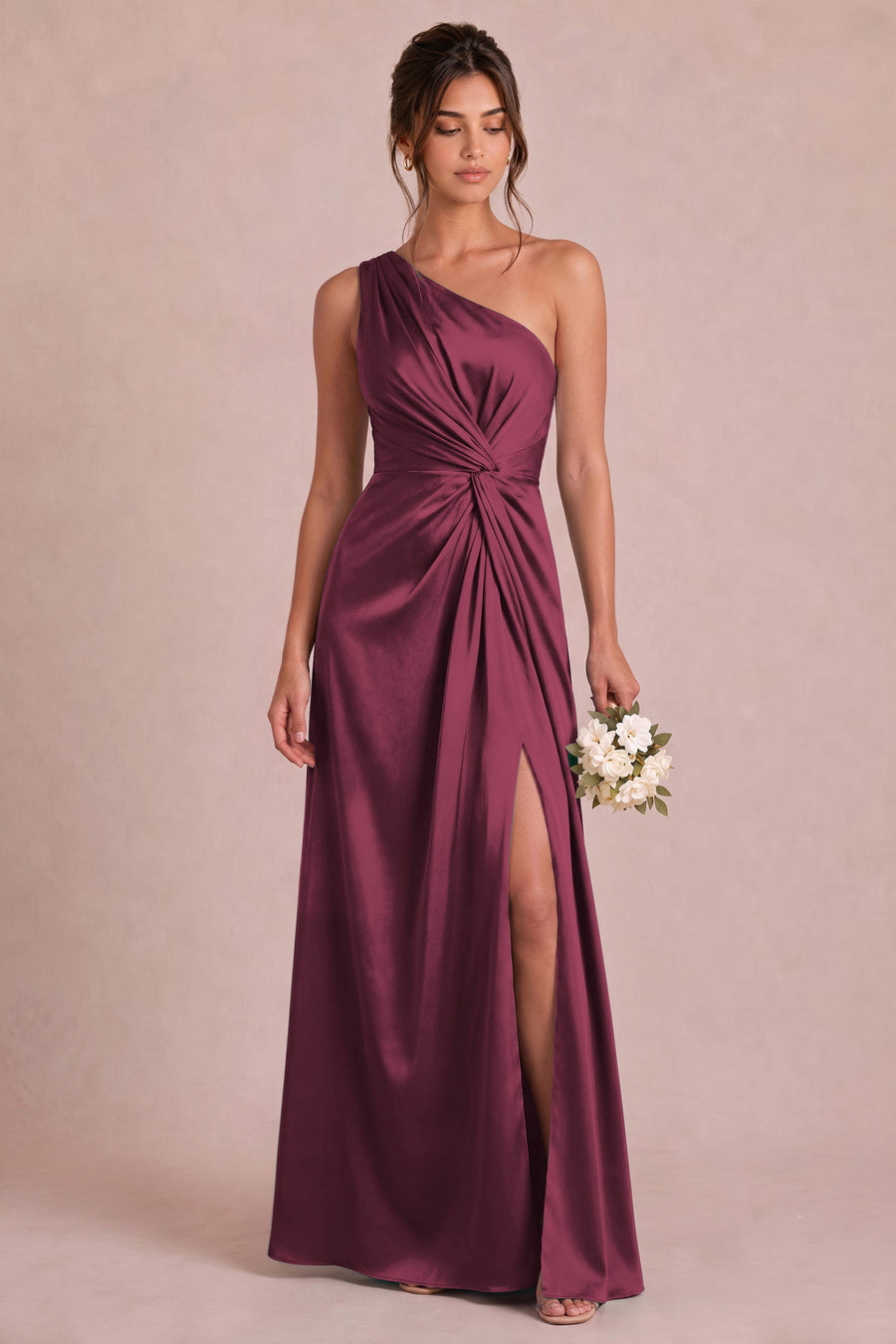 Irene Cabernet | Vestido comprido de um ombro só em cetim mate com franzidos