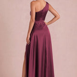 Irene Cabernet | Vestido comprido de um ombro só em cetim mate com franzidos