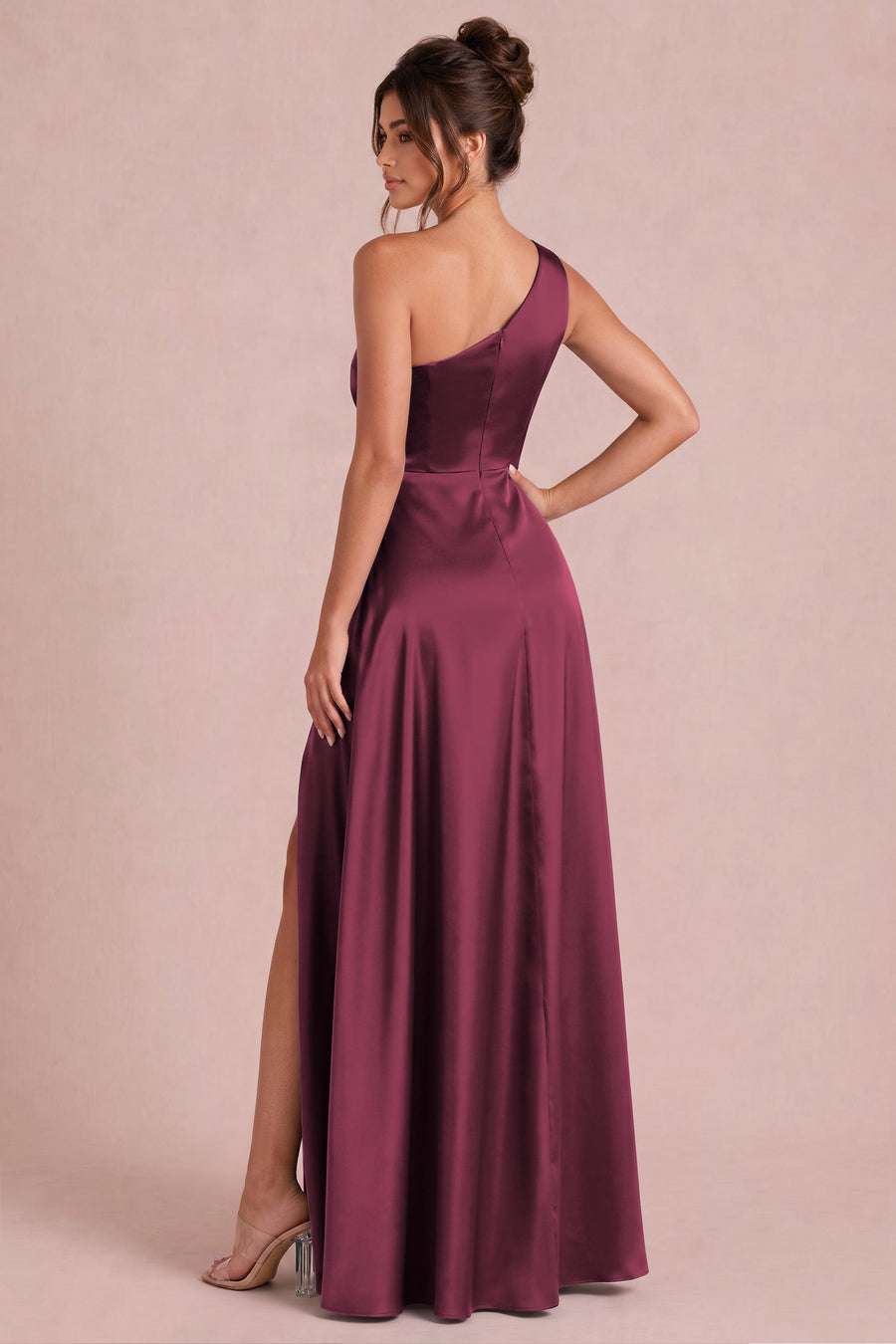 Irene Cabernet | Vestido comprido de um ombro só em cetim mate com franzidos