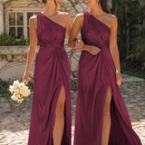 Irene Cabernet | Vestido comprido de um ombro só em cetim mate com franzidos