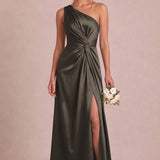 Irene Chocolate | Vestido comprido de um ombro só em cetim mate com franzidos