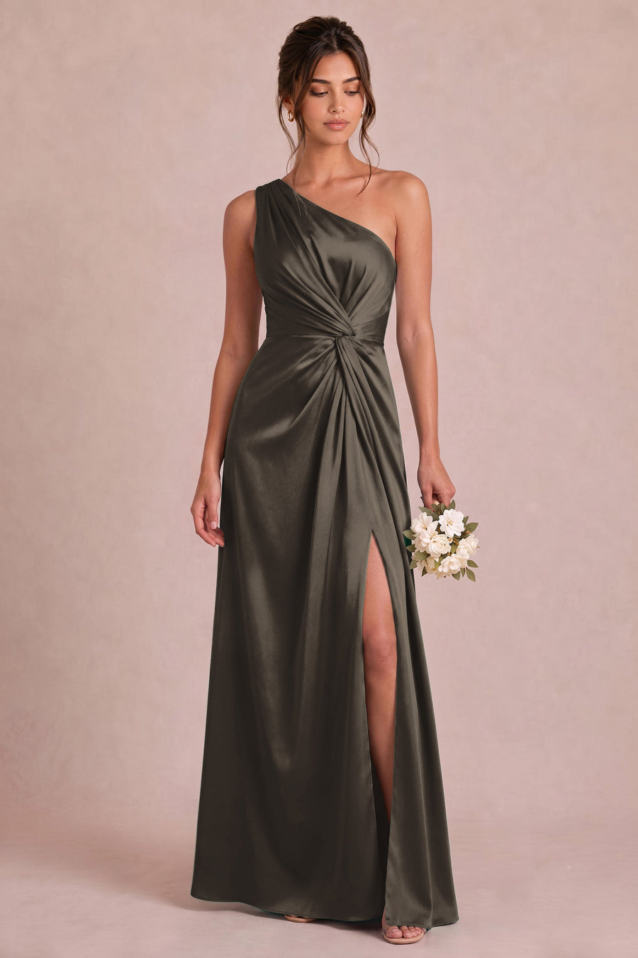 Irene Chocolate | Vestido comprido de um ombro só em cetim mate com franzidos