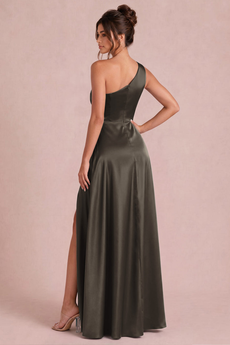 Irene Chocolate | Vestido comprido de um ombro só em cetim mate com franzidos