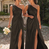 Irene Chocolate | Vestido comprido de um ombro só em cetim mate com franzidos