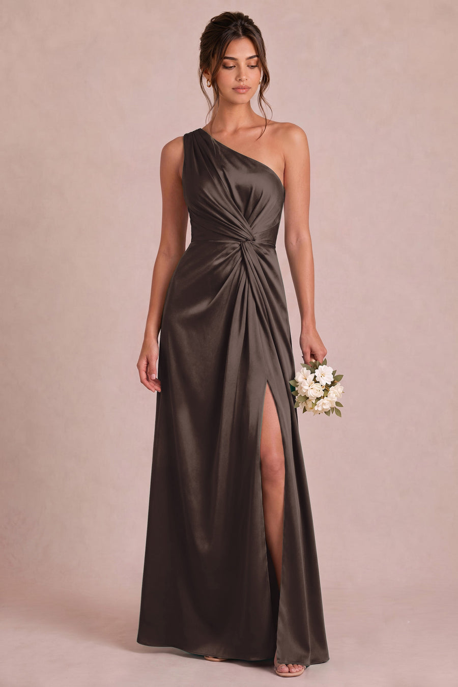 Irene Café | Vestido comprido de um ombro só em cetim mate com franzidos