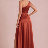 Irene Ferrugem | Vestido comprido de um ombro só em cetim mate com franzidos