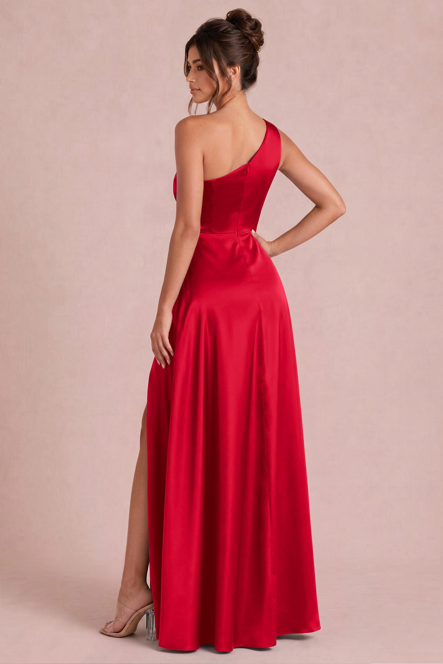 Irene Escarlate | Vestido comprido de um ombro só em cetim mate com franzidos