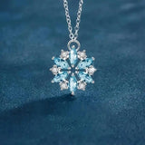 Colar Pendente Flor Azul em Ouro Branco