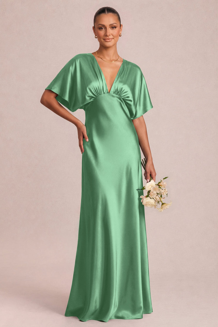 Sara Manjericão | Vestido comprido evasê em cetim brilhante com mangas borboleta