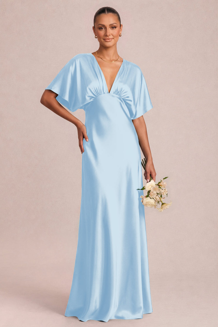 Sara Azul Centáurea | Vestido comprido evasê em cetim brilhante com mangas borboleta