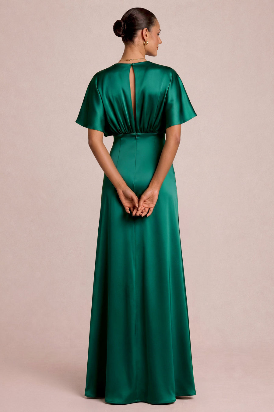 Sara Esmeralda | Vestido comprido evasê em cetim brilhante com mangas borboleta