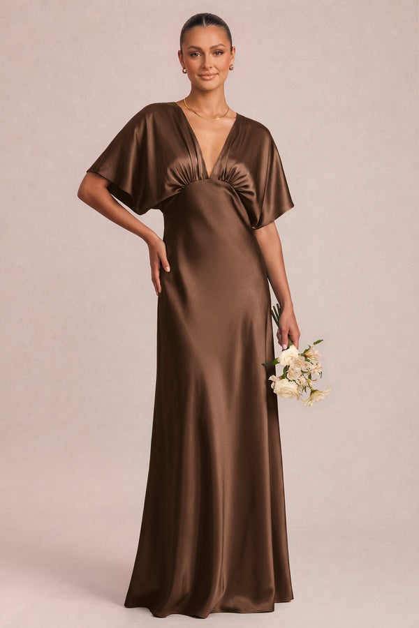 Sara Café | Vestido comprido evasê em cetim brilhante com mangas borboleta