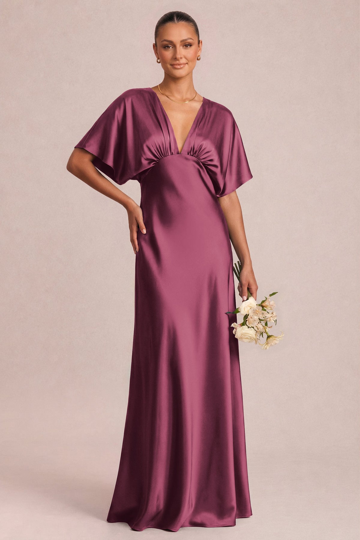 Sara Amora | Vestido comprido evasê em cetim brilhante com mangas borboleta