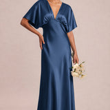Sara Azul Marinho | Vestido comprido evasê em cetim brilhante com mangas borboleta