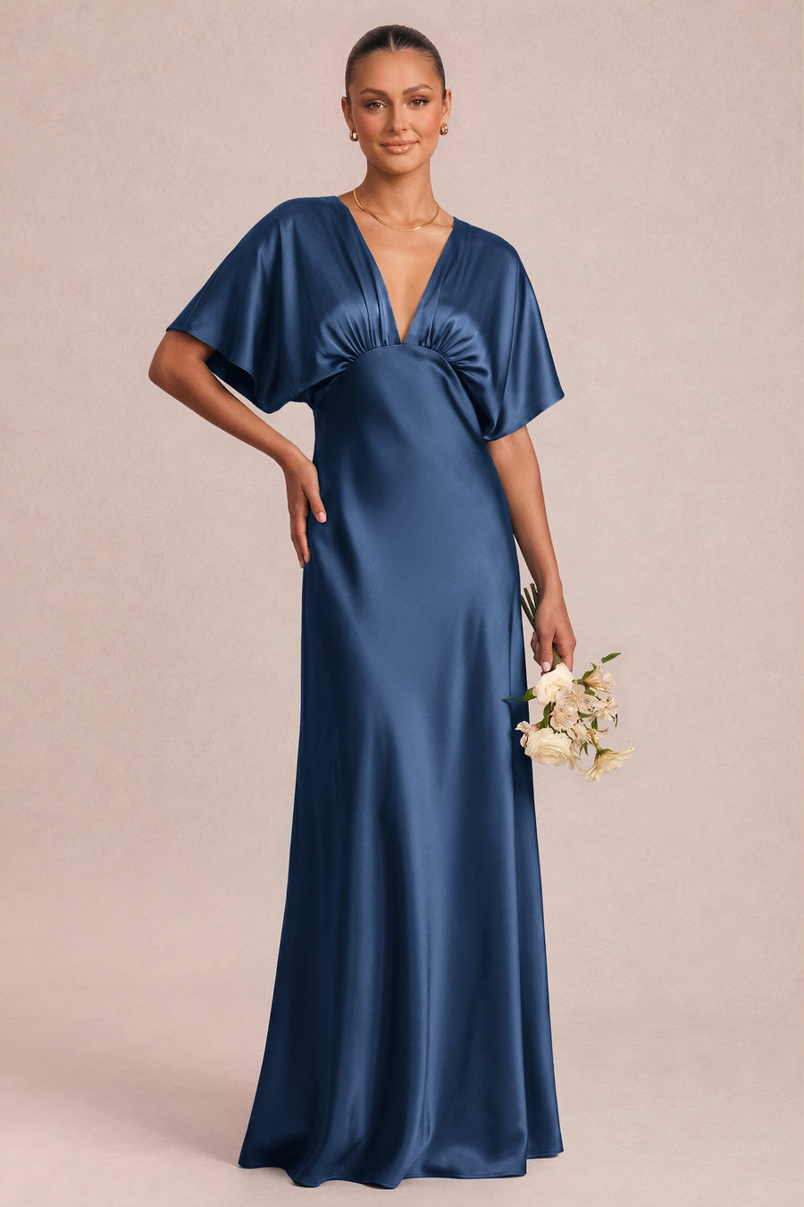 Sara Azul Marinho | Vestido comprido evasê em cetim brilhante com mangas borboleta