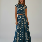 Sem chapéu, descalça - conjunto azul escuro bordado