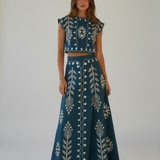 Sem chapéu, descalça - conjunto azul escuro bordado