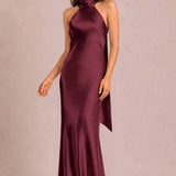 Soraia Cabernet | Vestido comprido tubinho em cetim brilhante com detalhe drapeado