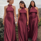 Soraia Cabernet | Vestido comprido tubinho em cetim brilhante com detalhe drapeado