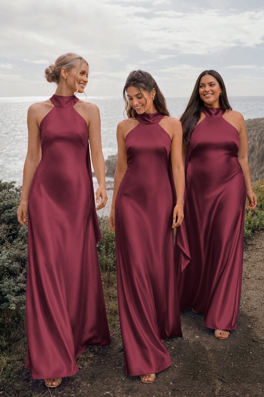 Soraia Cabernet | Vestido comprido tubinho em cetim brilhante com detalhe drapeado