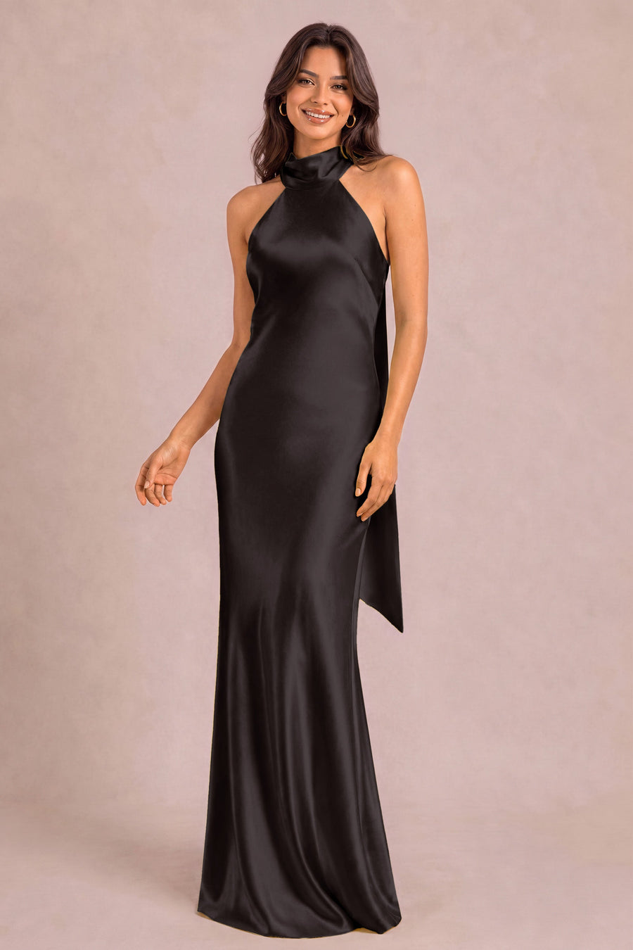 Soraia Chocolate | Vestido comprido tubinho em cetim brilhante com detalhe drapeado