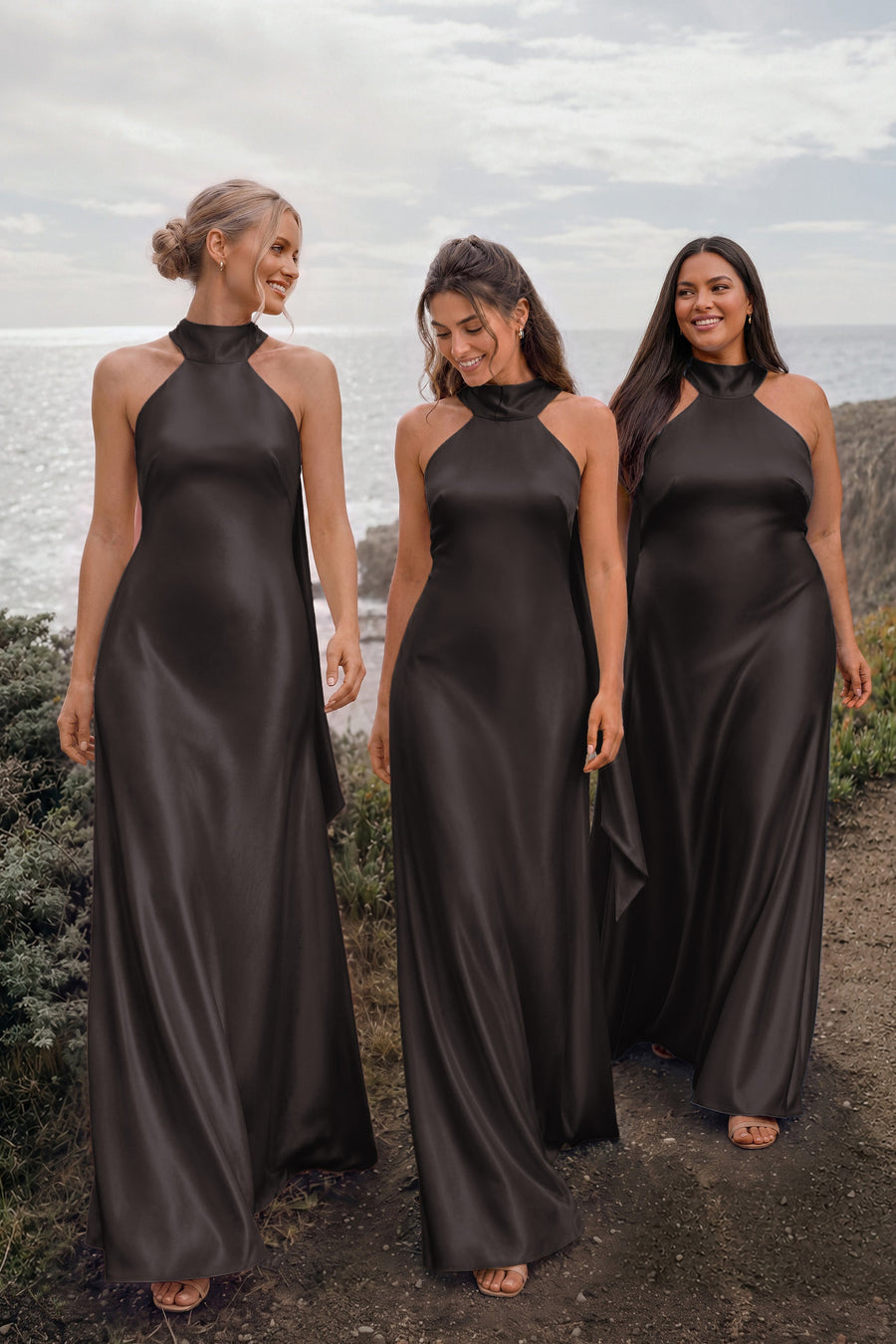 Soraia Chocolate | Vestido comprido tubinho em cetim brilhante com detalhe drapeado