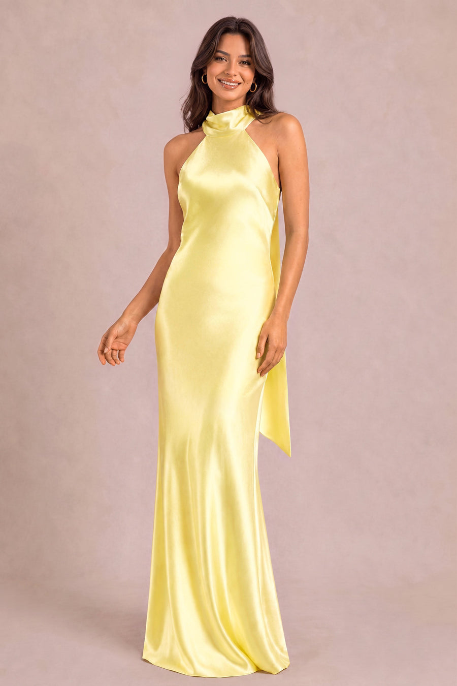 Soraia Narciso | Vestido comprido tubinho em cetim brilhante com detalhe drapeado