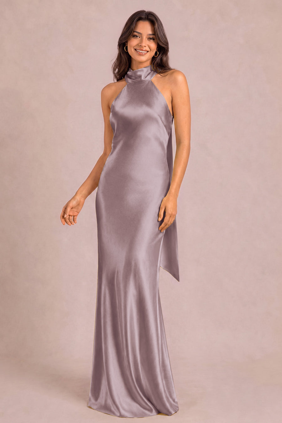 Soraia Crepúsculo | Vestido comprido tubinho em cetim brilhante com detalhe drapeado
