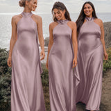 Soraia Crepúsculo | Vestido comprido tubinho em cetim brilhante com detalhe drapeado