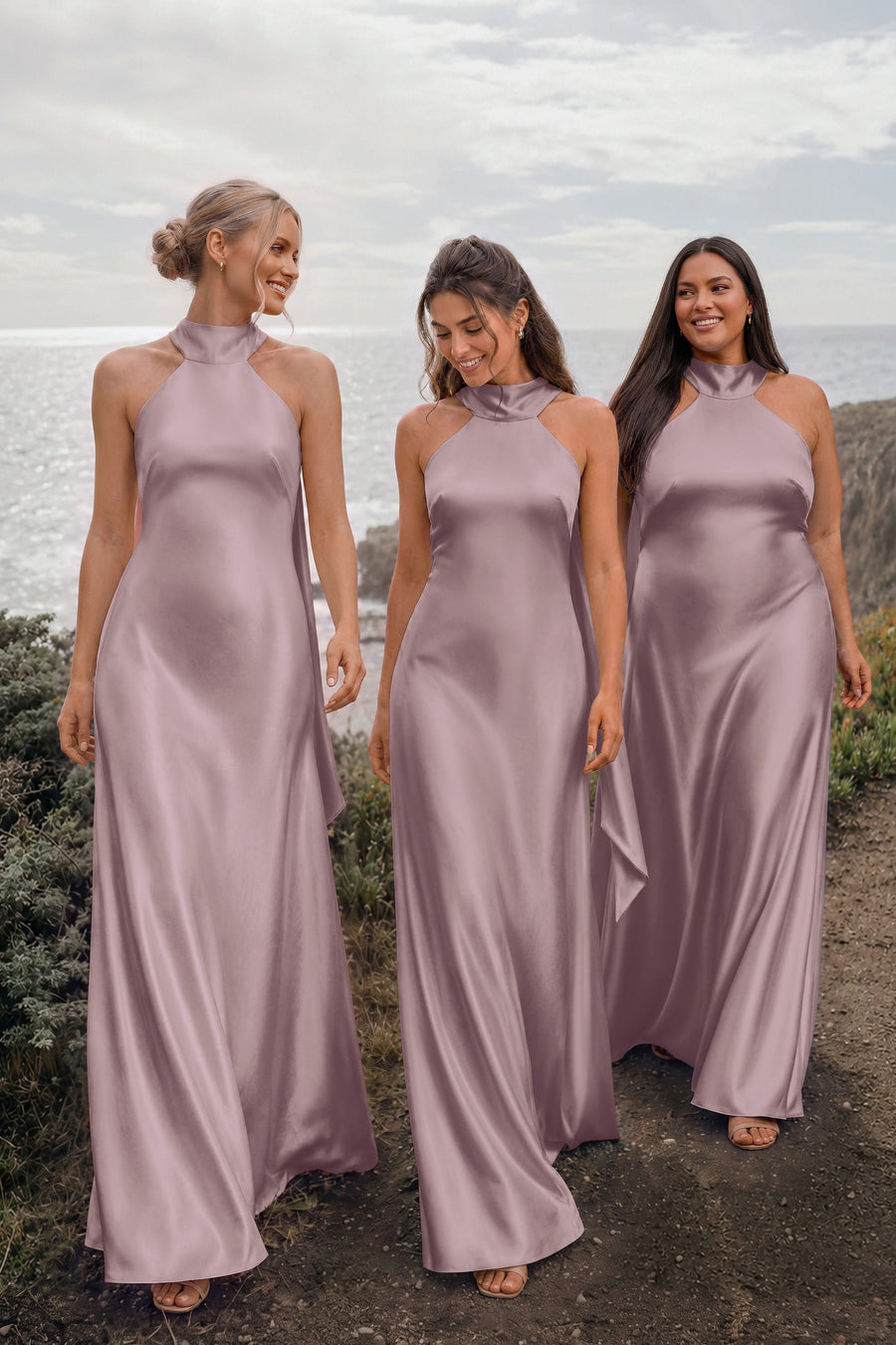 Soraia Crepúsculo | Vestido comprido tubinho em cetim brilhante com detalhe drapeado
