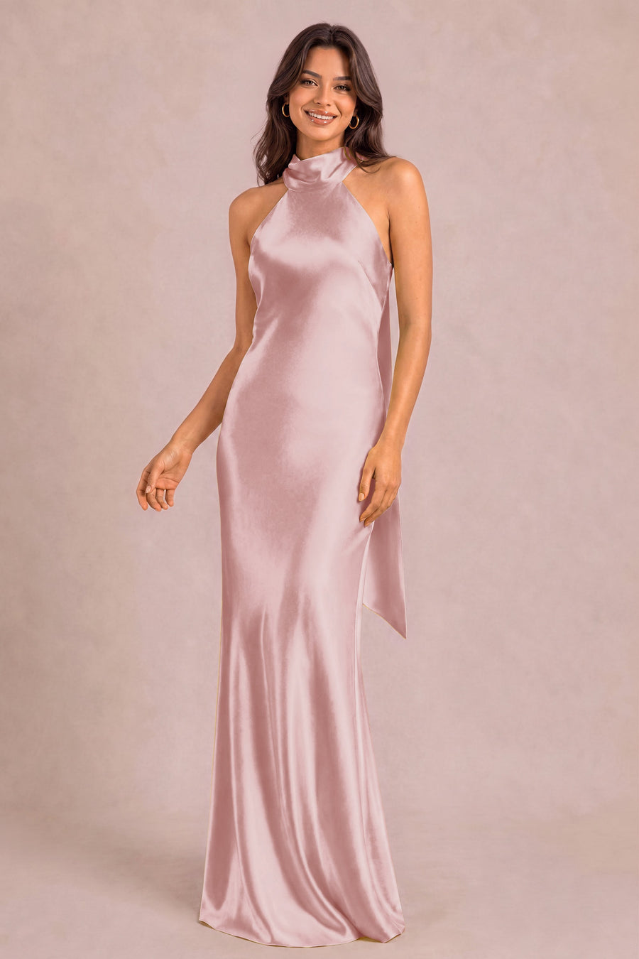 Soraia Rosa Empoeirado | Vestido comprido tubinho em cetim brilhante com detalhe drapeado