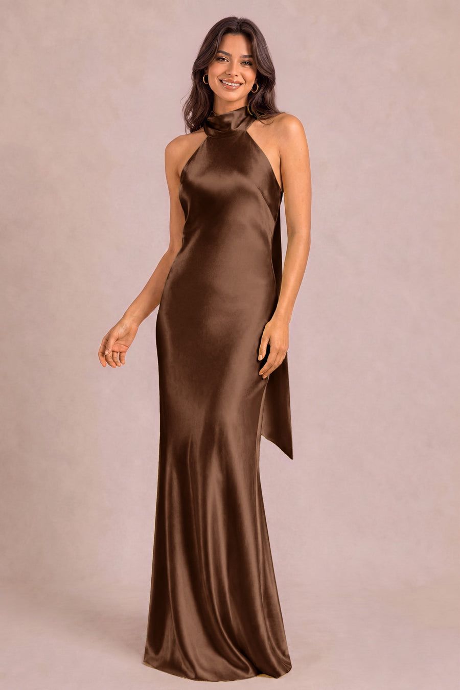 Soraia Café | Vestido comprido tubinho em cetim brilhante com detalhe drapeado