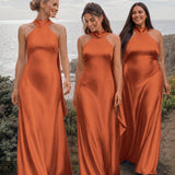 Soraia Terracota | Vestido comprido tubinho em cetim brilhante com detalhe drapeado