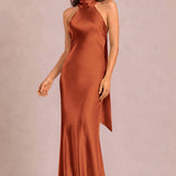 Soraia Terracota | Vestido comprido tubinho em cetim brilhante com detalhe drapeado