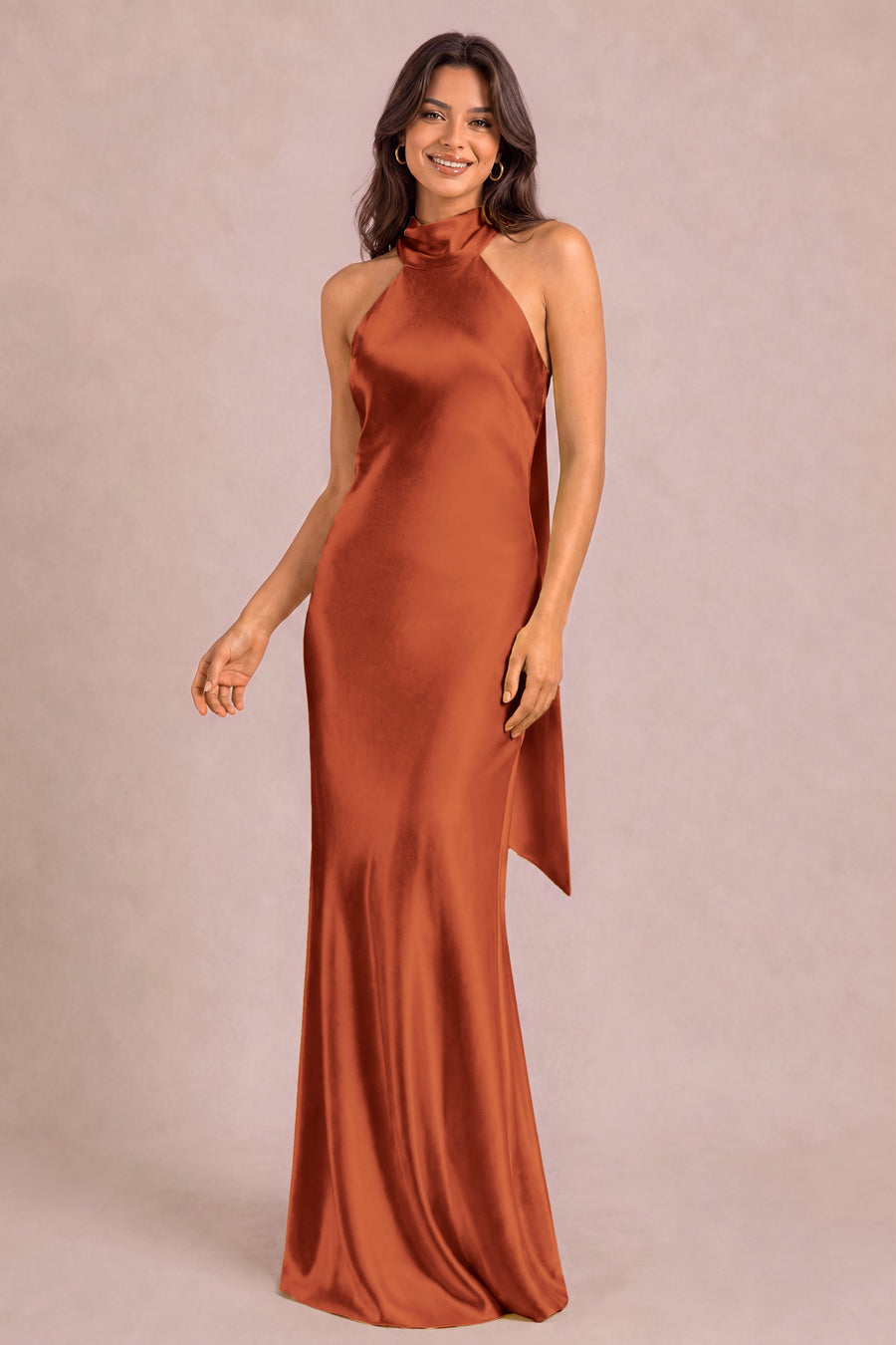 Soraia Terracota | Vestido comprido tubinho em cetim brilhante com detalhe drapeado