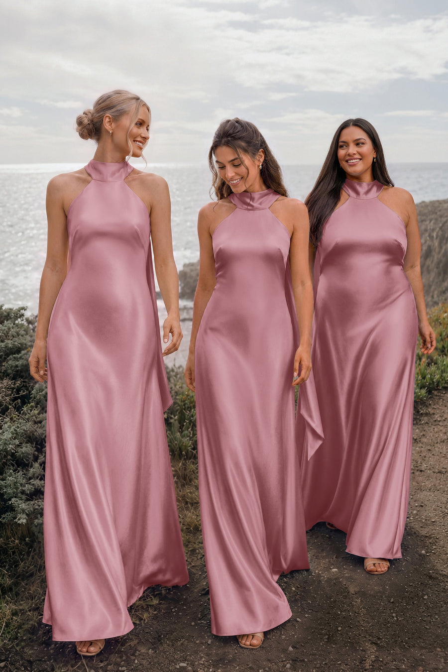 Soraia Malva Vintage | Vestido comprido tubinho em cetim brilhante com detalhe drapeado